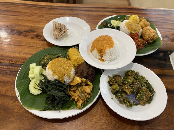 1766056076006-lamak-bana-10-nasi-kapau-enak-di-jakarta-dengan-puluhan-lauk-1766040173039