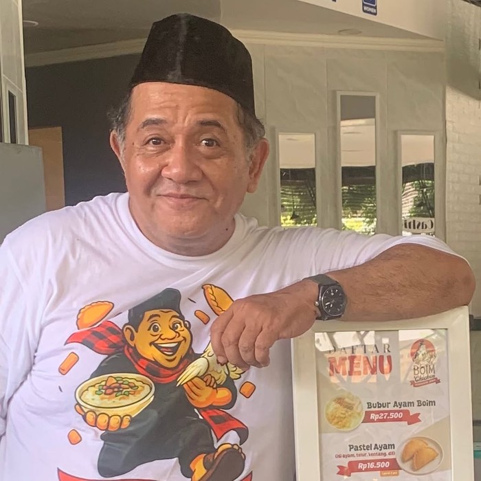 1766077613156-potret-aktor-senior-harry-de-fretes-saat-jualan-bubur-ayam-1766040431640