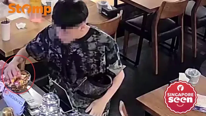 1767092825537-pelanggan-ambil-permen-di-restoran-1767087590583_169