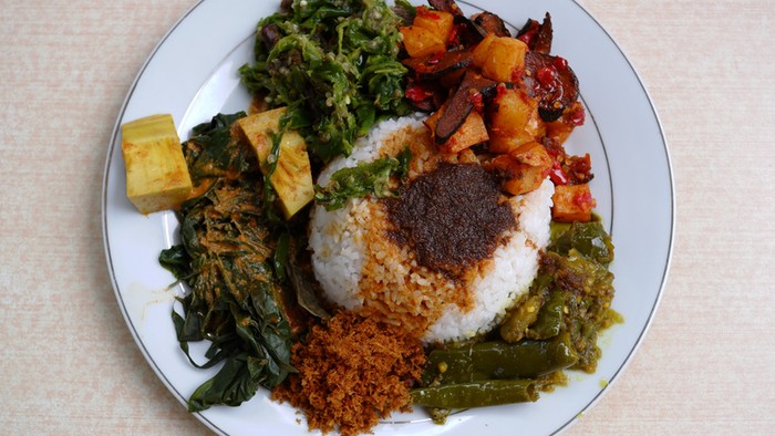 1767438516148-2-wanita-india-jualan-nasi-padang-lauk-jagoannya-rendang-1749632415696
