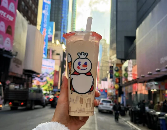 1767611260629-gokil-mixue-resmi-buka-gerai-pertama-di-kawasan-elite-new-york-1767598533847