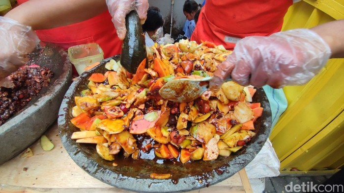 1769080027315-curhatan-istri-dimarahi-suami-gegara-rujak-mahal-ini-bikin-netizen-emosi-1769065988848