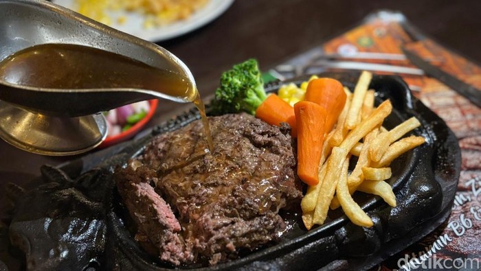 1769166457594-gandy-cicip-steak-langganan-old-money-di-steakhouse-tertua-jakarta-1769161196409_169