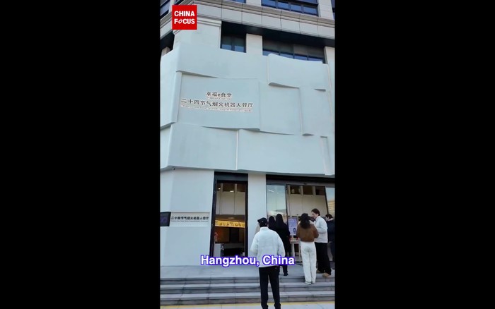 1769360945952-canggih-robot-ai-di-restoran-ini-mahir-racik-makanan-sehat-1769254277014