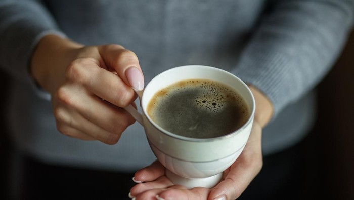 1769382405060-sama-sama-bikin-melek-lebih-bagus-minum-kopi-atau-teh-hijau-1767700111074_169